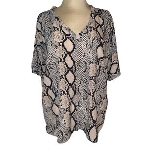 eesome blouse snakeskin print short sleeve round neckline front pocket Sz large